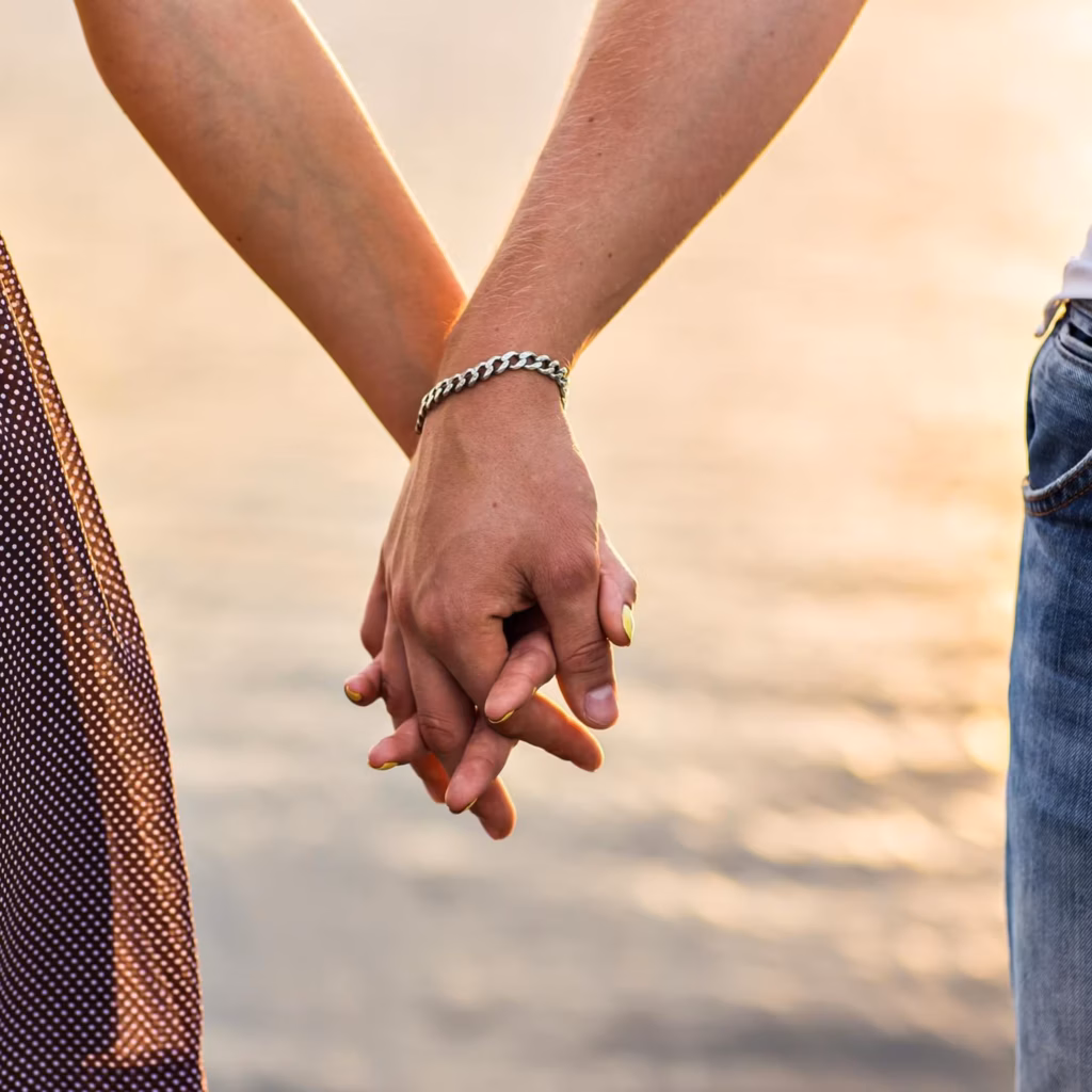 stockfoto: Pärchen, dass die hände gemeinsam am Meer hätl.